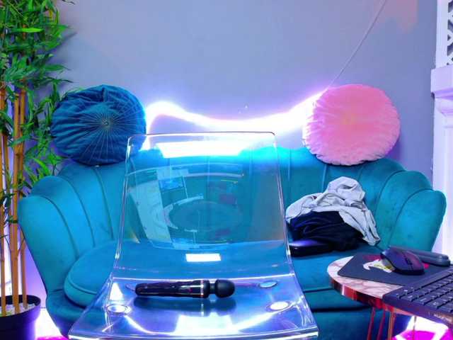 MilaKunnis — live female cam