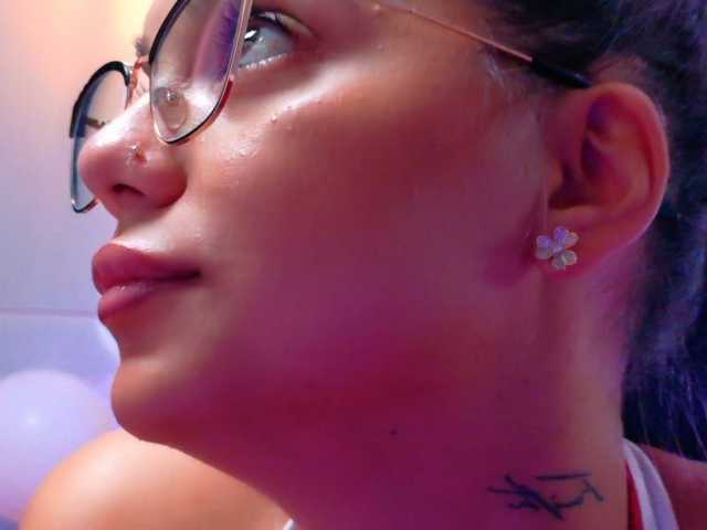 MilaKunnis live cam preview
