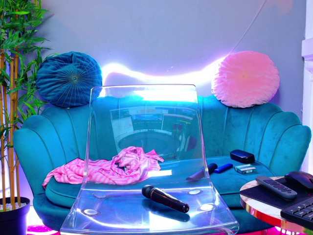 MilaKunnis — live female cam