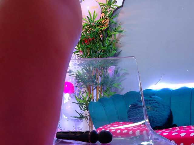 MilaKunnis live cam preview