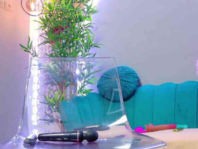 MilaKunnis webcam