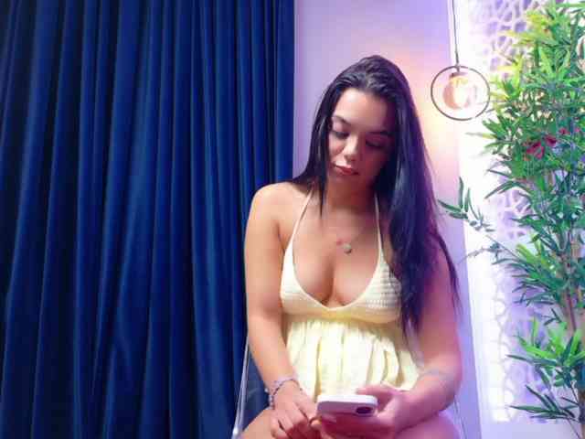 MilaKunnis webcam