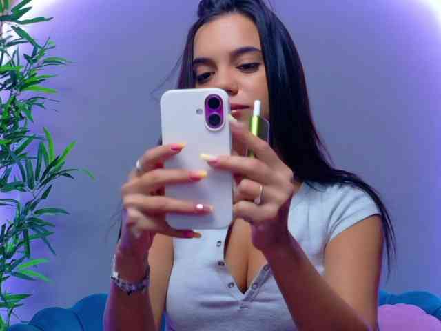 MilaKunnis webcam