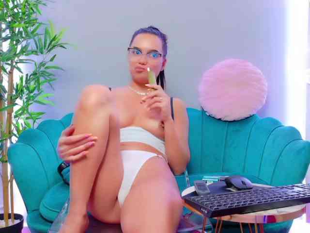 MilaKunnis webcam