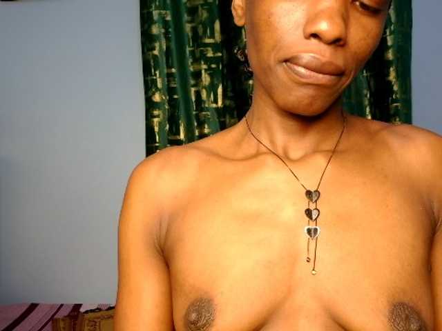 le modèle Pinkslut25 est en webcam porno dans un show sur le site bongacams, il possède les tags suivants: Ebony,Brunette,Shaved