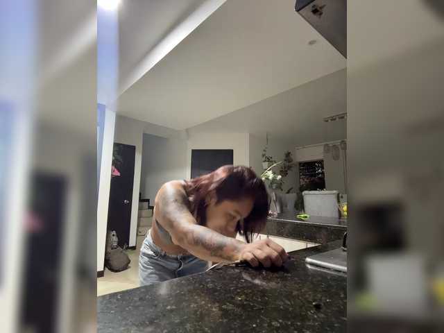 Sarawiilson222 live cam on BongaCams