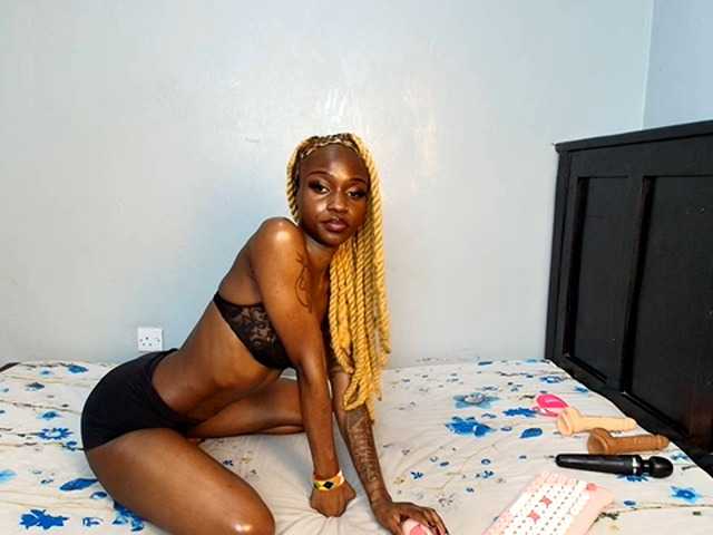 DarkCoco live cam on BongaCams