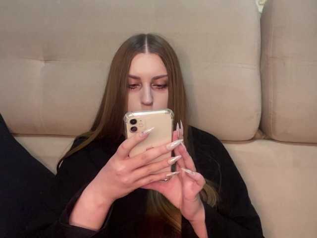 EmelineVayda live cam on BongaCams