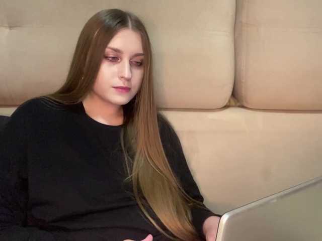 EmelineVayda live cam on BongaCams