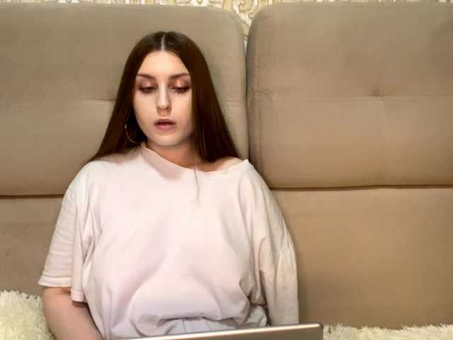 EmelineVayda live cam on BongaCams