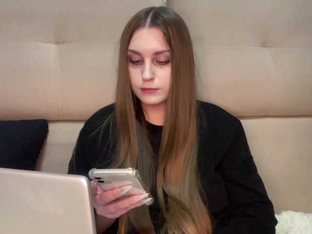EmelineVayda live cam on BongaCams