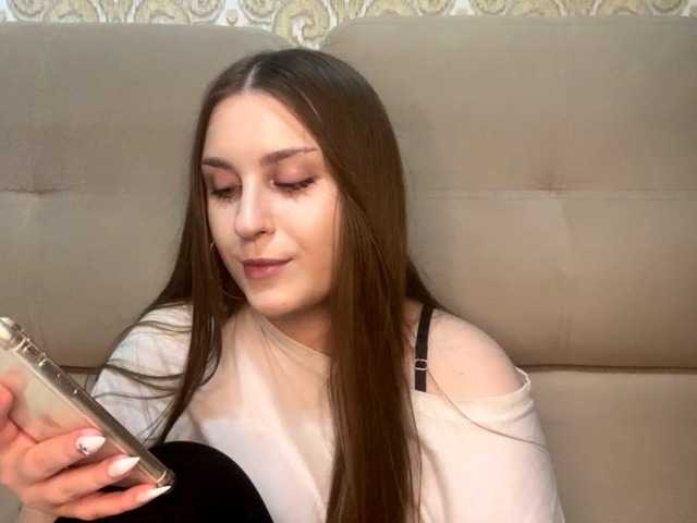EmelineVayda live cam on BongaCams