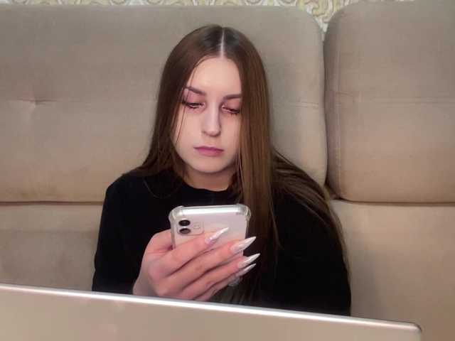 EmelineVayda live cam on BongaCams