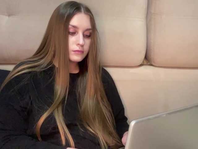 EmelineVayda live cam on BongaCams