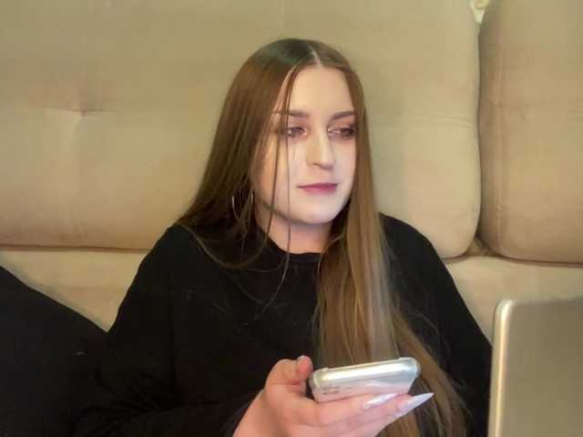 EmelineVayda live cam on BongaCams