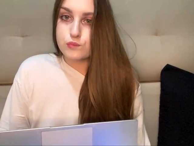 EmelineVayda live cam on BongaCams