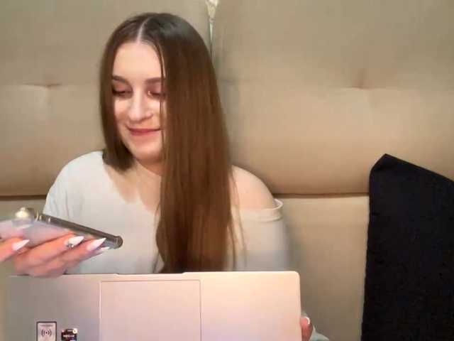 EmelineVayda live cam on BongaCams