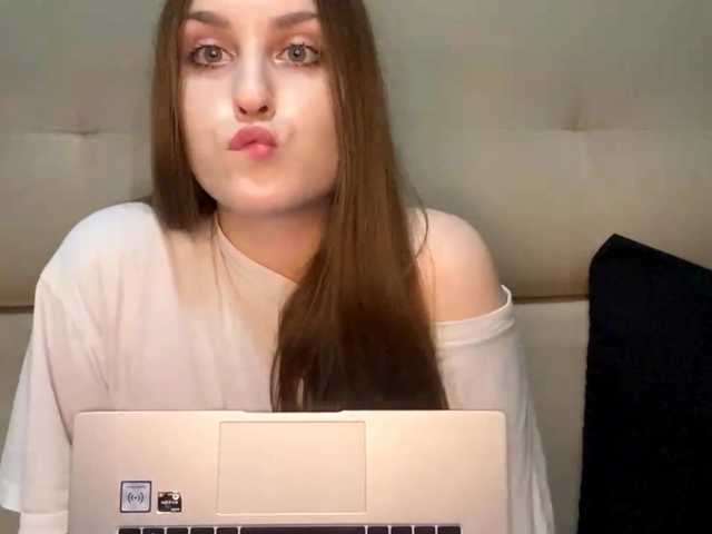 EmelineVayda live cam on BongaCams