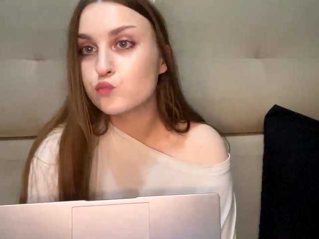 EmelineVayda live cam on BongaCams