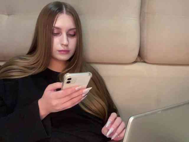 EmelineVayda Live Webcam on BongaCams