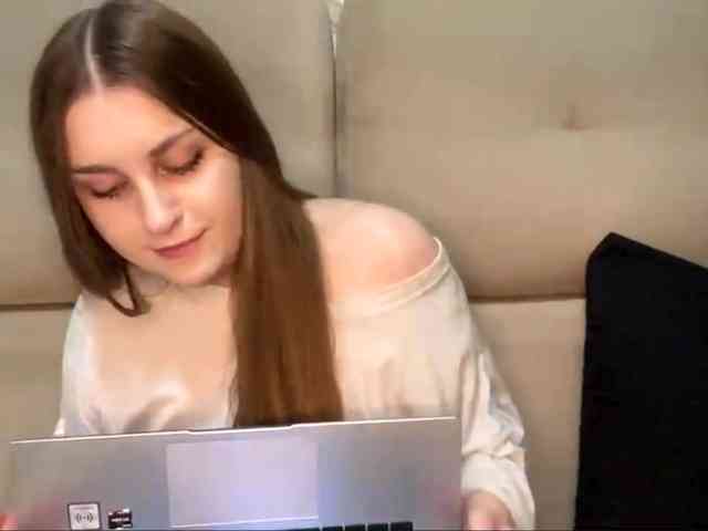 emelinevayda's live room
