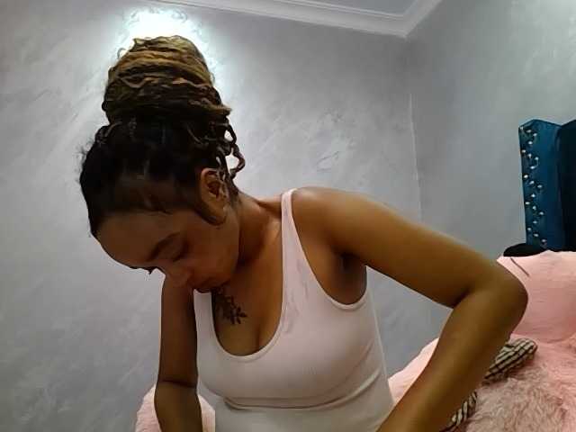 Jean022 live cam on BongaCams