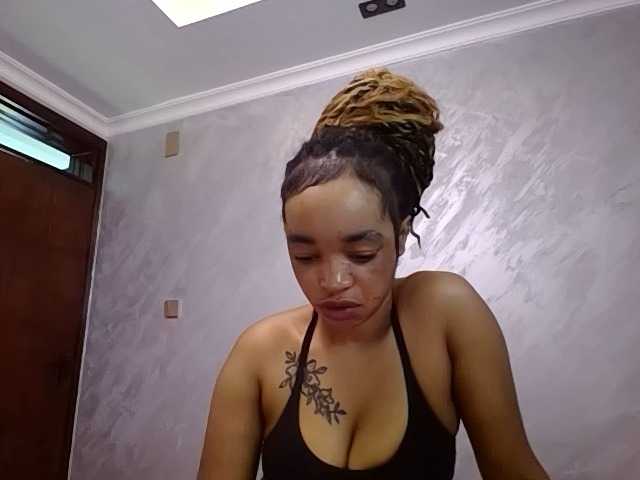 Jean022 live cam on BongaCams