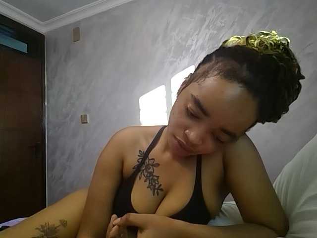 Jean022 live cam on BongaCams