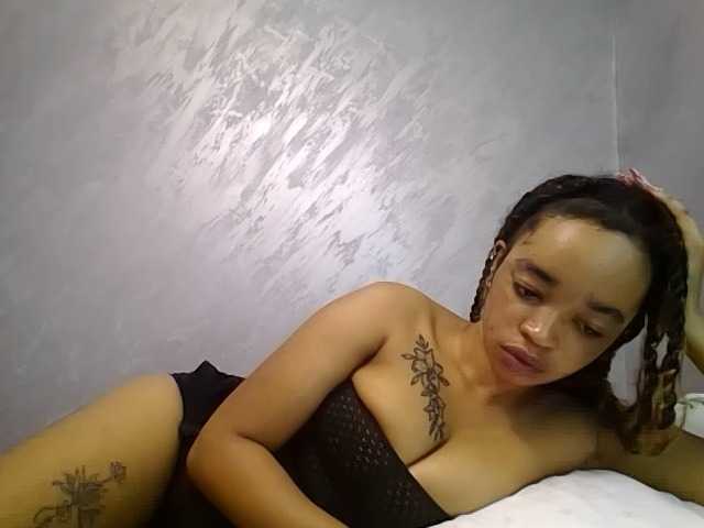 le modèle Jean022 est en webcam porno dans un show sur le site bongacams, il possède les tags suivants: Ebony,Brunette,Trimmed
