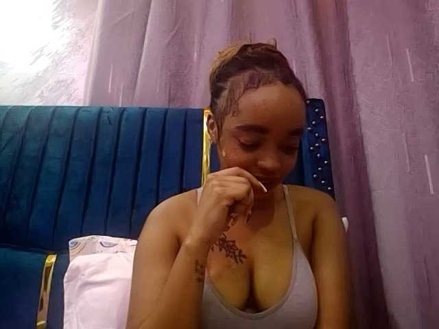 Jean022 live cam on BongaCams