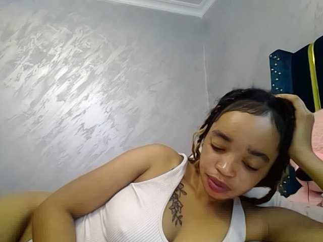 Jean022 live cam on BongaCams