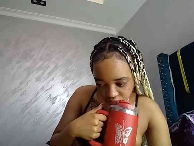 Jean022 Live Webcam on BongaCams