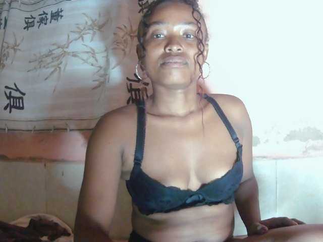 Bella24 live cam on BongaCams