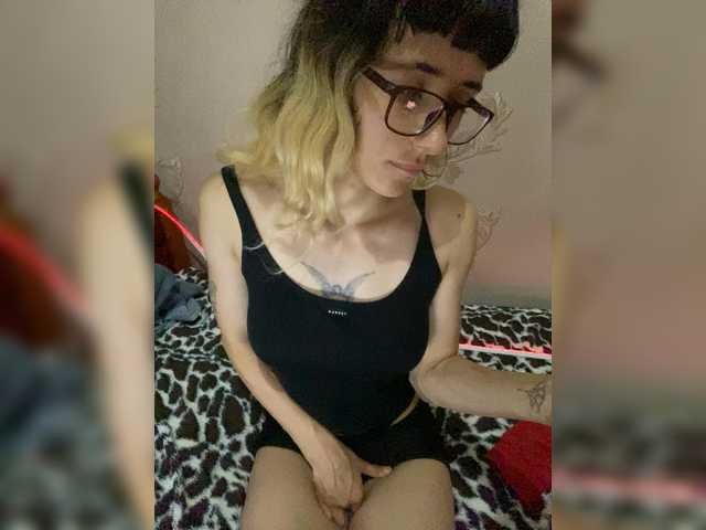 le modèle VelvetNightt est en webcam porno dans un show sur le site bongacams, il possède les tags suivants: White/Caucasian,Brunette,Shaved
