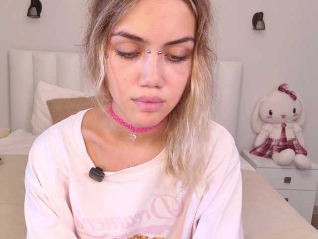 MireyaStone live cam on BongaCams