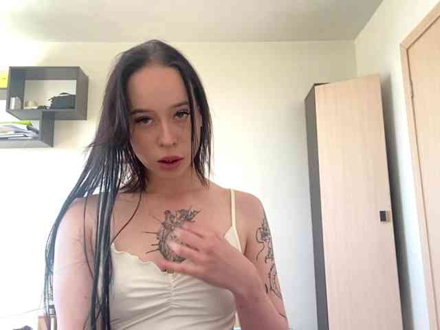 EllyMonson webcam