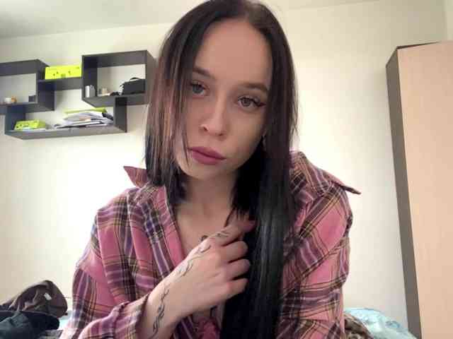 EllyMonson webcam