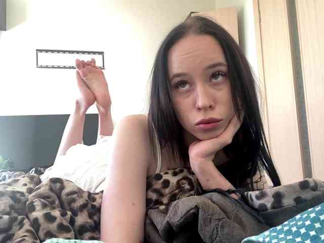EllyMonson webcam