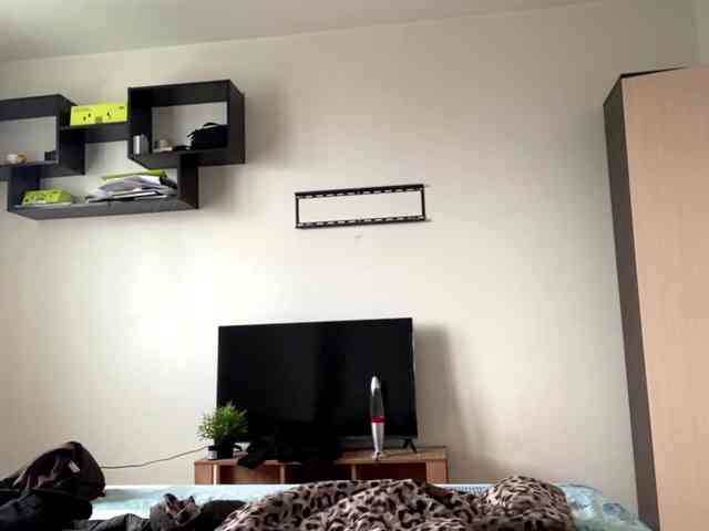 EllyMonson webcam