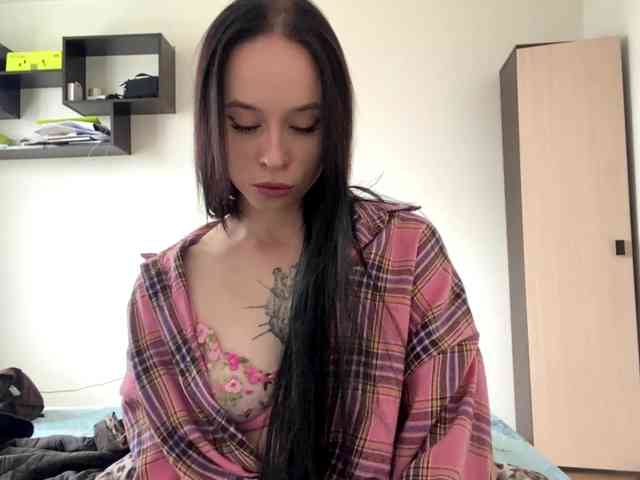 EllyMonson webcam