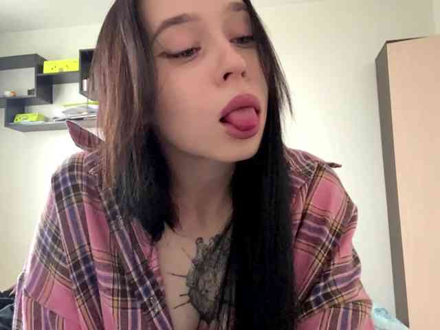 EllyMonson webcam