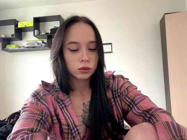 EllyMonson webcam