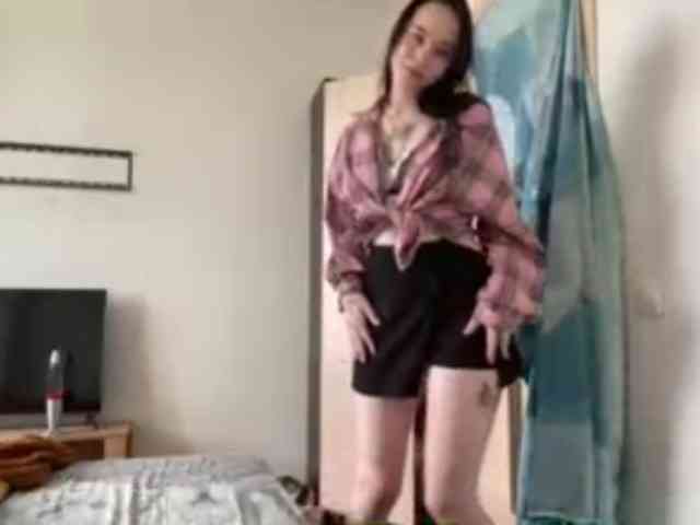 EllyMonson webcam
