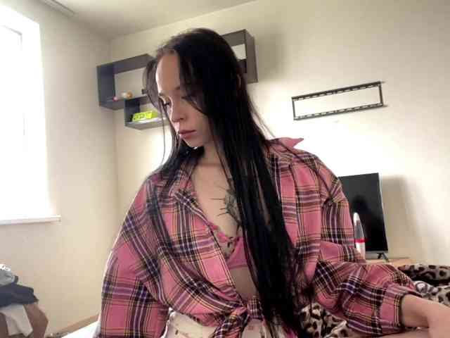 EllyMonson webcam