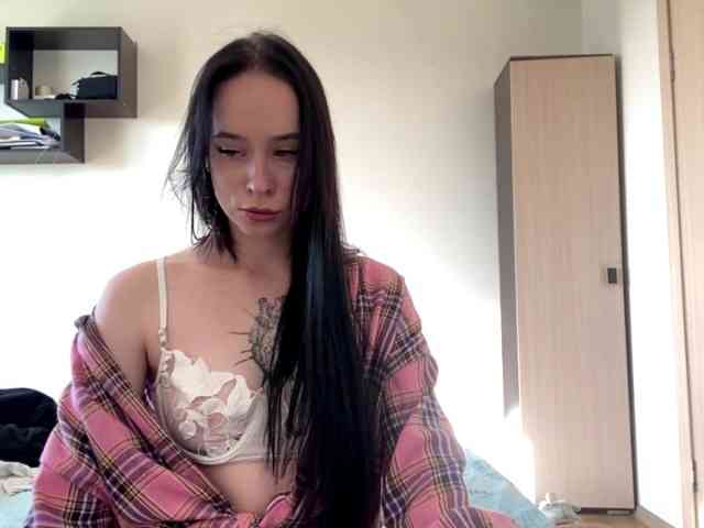 EllyMonson webcam