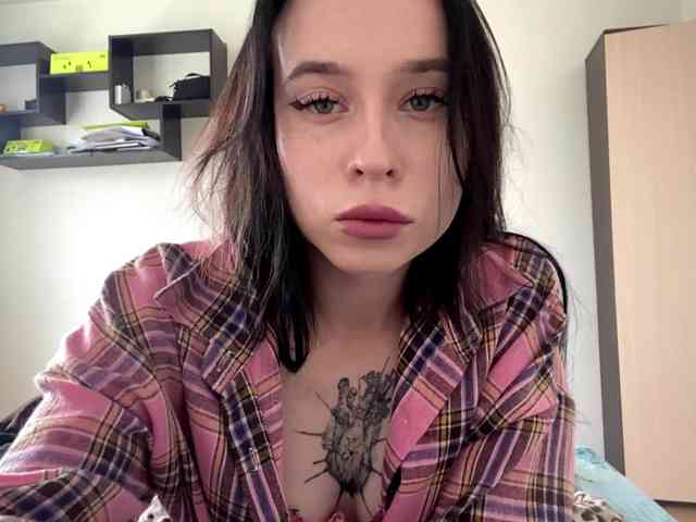EllyMonson webcam