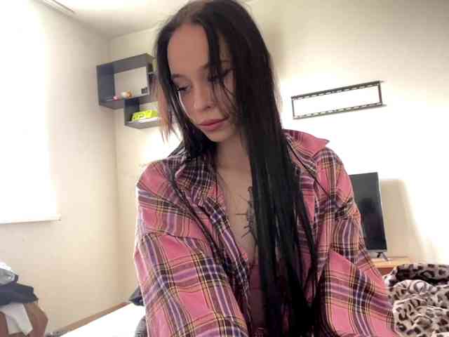 EllyMonson webcam