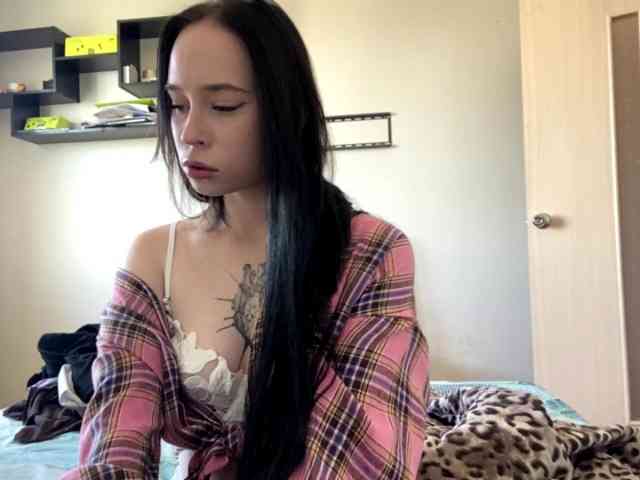 EllyMonson webcam
