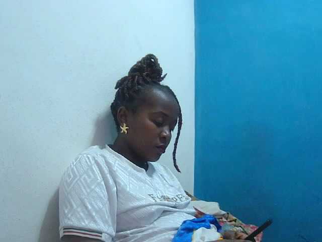 Tinah2 live cam on BongaCams