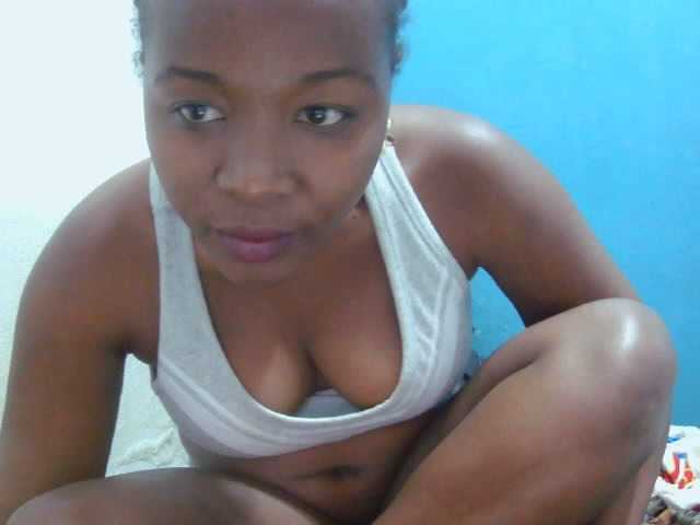 Tinah2 live cam on BongaCams